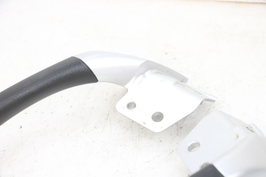 photo de UCHWYT TYLNY PIAGGIO MP3 RL 250 (2006 - 2010) - Szczegóły charakterystyczne