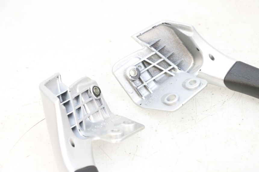 photo de UCHWYT TYLNY PIAGGIO MP3 RL 250 (2006 - 2010) - Inny kąt widzenia