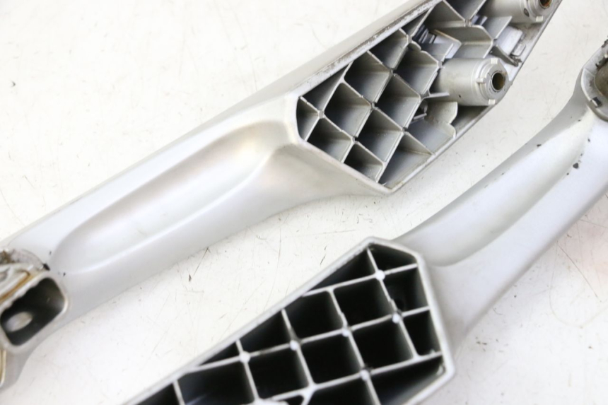 photo de UCHWYT TYLNY PEUGEOT SATELIS 125 (2006 - 2009) - Zbliżenie techniczne