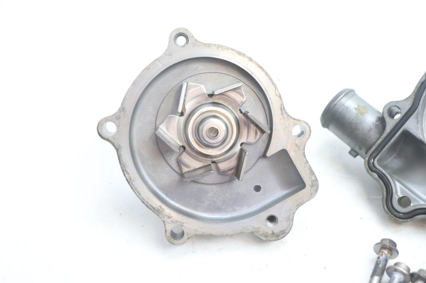 photo de POMPA WODY YAMAHA FJR 1300 (2001 - 2005) - Punkty mocowania