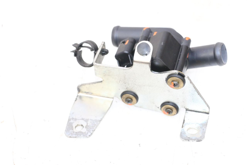 photo de POMPA WODY PIAGGIO VESPA GTS SUPER IE 125 (2009 - 2016) - Inny kąt widzenia