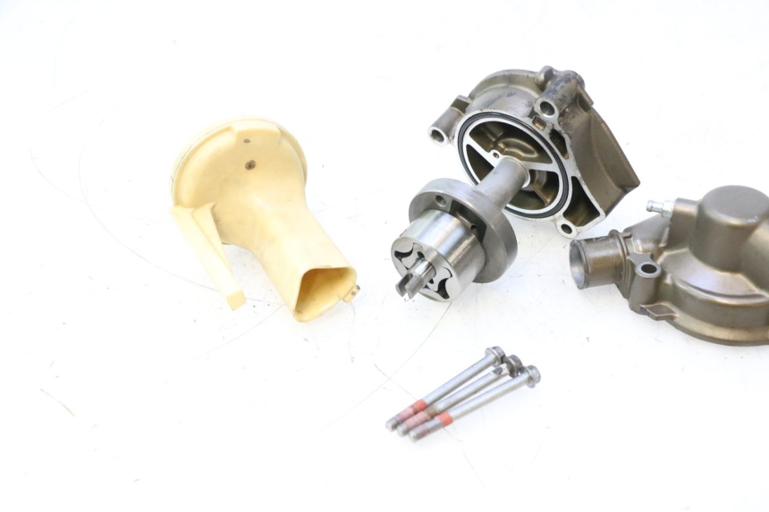 photo de POMPA WODY KAWASAKI ZX-6R ZX6R 600 (2000 - 2002) - Zbliżenie techniczne