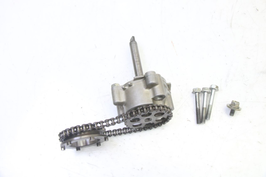 photo de POMPA OLEJU HONDA CBR RR FIREBLADE 900 (1992 - 1994) - Zbliżenie techniczne