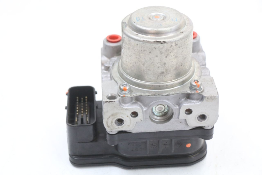 photo de POMPA ABS HONDA FES S-WING SWING ABS 125 (2007 - 2015) - Zbliżenie techniczne