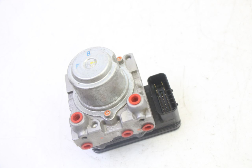 photo de POMPA ABS HONDA FES S-WING SWING ABS 125 (2007 - 2015) - Zbliżenie techniczne