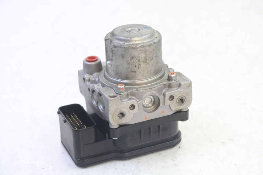 photo de POMPA ABS HONDA FES S-WING SWING ABS 125 (2007 - 2015) - Zbliżenie techniczne