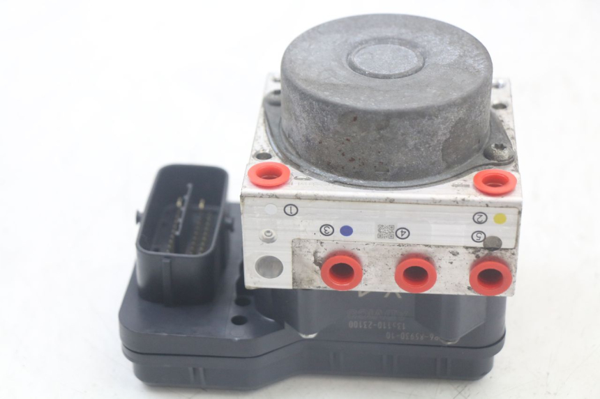 photo de POMPA ABS YAMAHA FJR ABS 1300 (2006 - 2012) - Zbliżenie techniczne