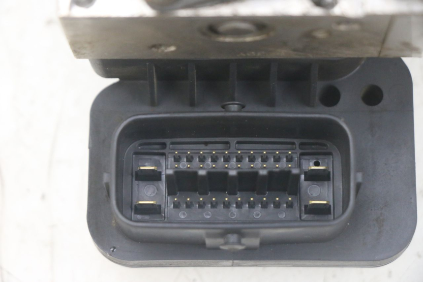 photo de POMPA ABS YAMAHA FJR ABS 1300 (2006 - 2012) - Zbliżenie techniczne