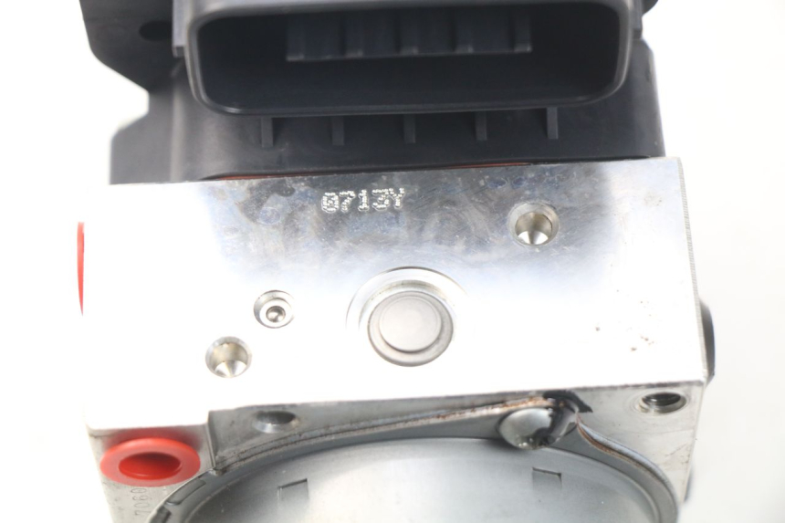 photo de POMPA ABS YAMAHA FZ8 800 (2010 - 2016) - Inny kąt widzenia