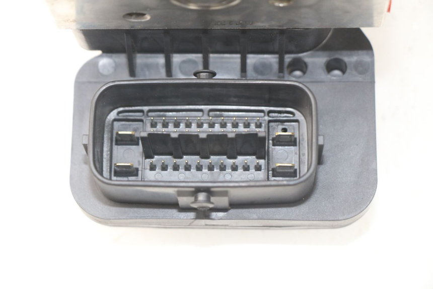 photo de POMPA ABS YAMAHA FZ8 800 (2010 - 2016) - Zbliżenie techniczne