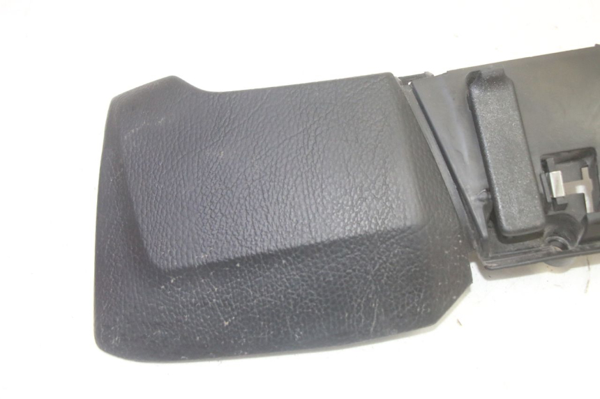 photo de UCHWYT SCHOWKA NA RĘKAWICZKI PIAGGIO MP3 HPE 350 (2018 - 2020) - Szczegół części