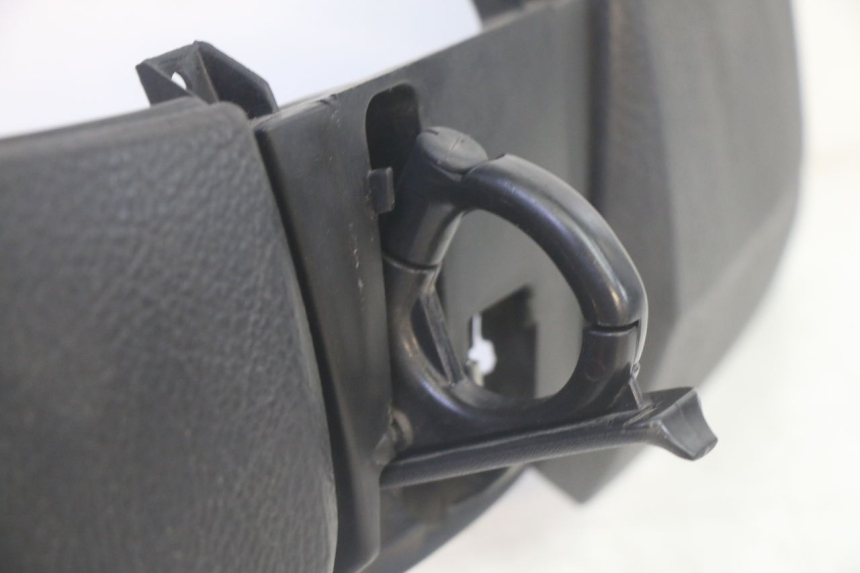 photo de UCHWYT SCHOWKA NA RĘKAWICZKI PIAGGIO MP3 500 (2016 - 2018) - Zoom stanu zużycia