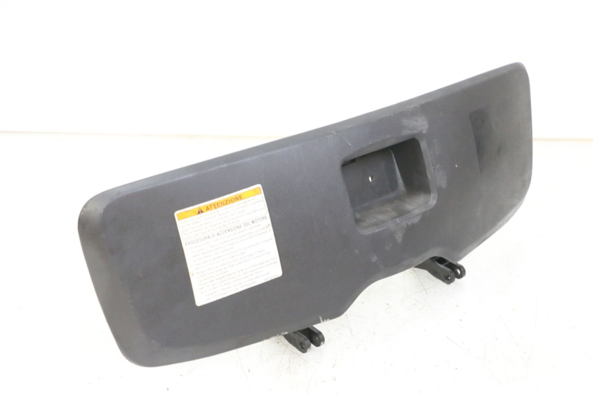 photo de UCHWYT SCHOWKA NA RĘKAWICZKI SUZUKI BURGMAN 125 (2007 - 2014) - Zbliżenie techniczne