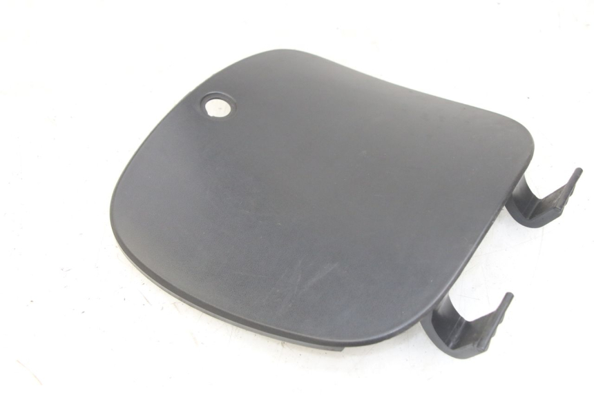 photo de UCHWYT SCHOWKA NA RĘKAWICZKI PEUGEOT TWEET 4T 50 (2018 - 2022) - Zoom stanu zużycia