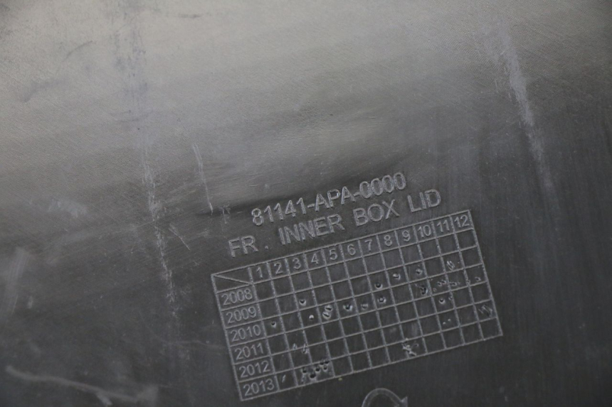 photo de UCHWYT SCHOWKA NA RĘKAWICZKI PEUGEOT TWEET 4T 50 (2014 - 2019) - Punkty mocowania