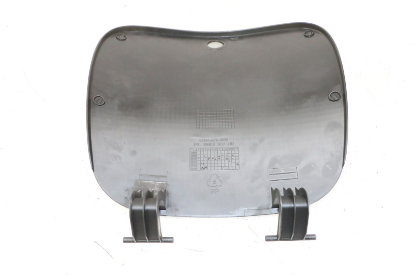 photo de UCHWYT SCHOWKA NA RĘKAWICZKI PEUGEOT TWEET PRO CARGO 50 (2018 - 2022) - Szczegół części