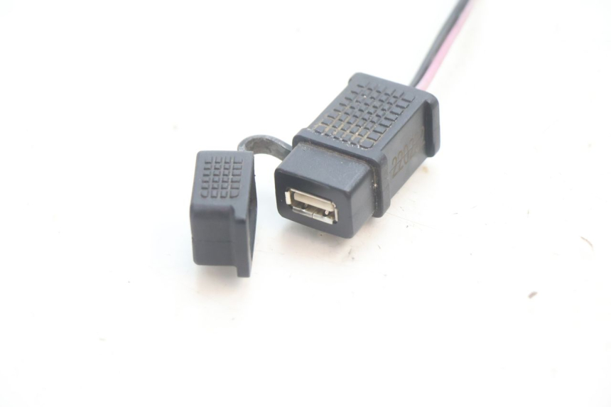 photo de GNIAZDO USB PIAGGIO MP3 HPE 530 (2022 - 2026) - Szczegół części
