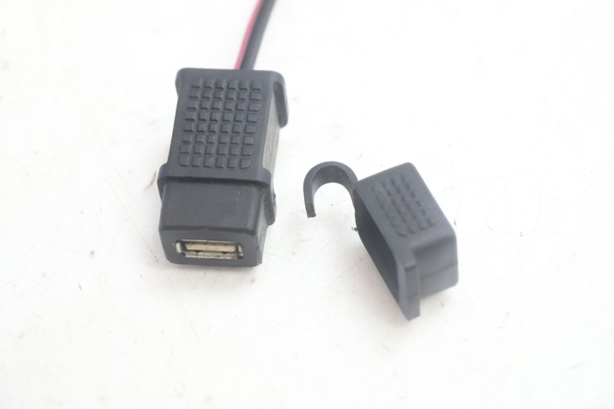 photo de GNIAZDO USB PIAGGIO MP3 500 (2016 - 2018) - Widok ogólny