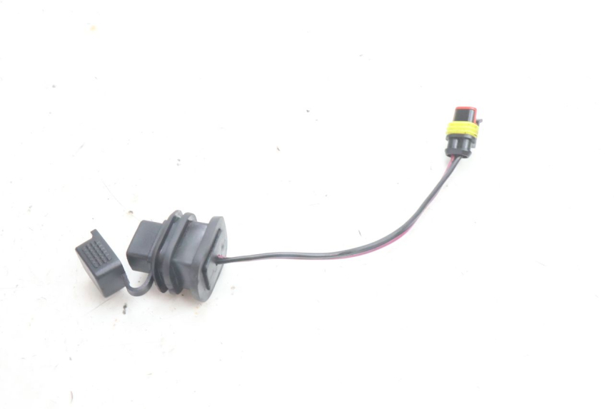 photo de GNIAZDO USB PIAGGIO NEW TYPHOON 50 (2018 - 2021) - Zoom stanu zużycia