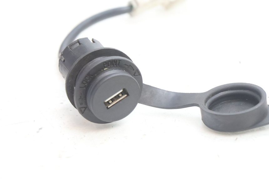 photo de GNIAZDO USB SYM ORBIT III 3 4T 50 (2021 - 2025) - Zoom stanu zużycia