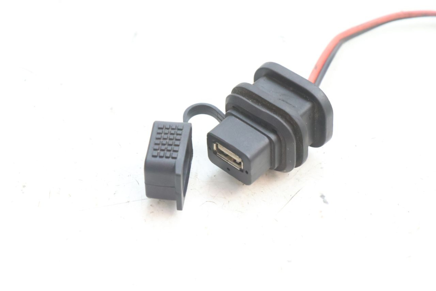 photo de GNIAZDO USB PIAGGIO VESPA PRIMAVERA 2T 50 (2013 - 2018) - Szczegół części