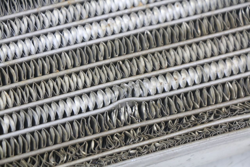 photo de PRAWY CHŁODNICA HONDA CRF CR-F 450 (2009 - 2012) - Zbliżenie komponentów