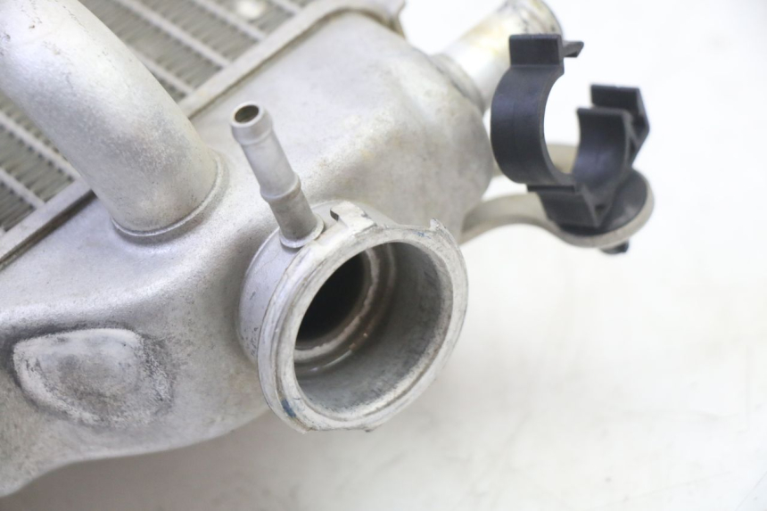 photo de CHŁODNICA PRAWA YAMAHA YZF YZ-F 450 (2014 - 2016) - Zbliżenie techniczne