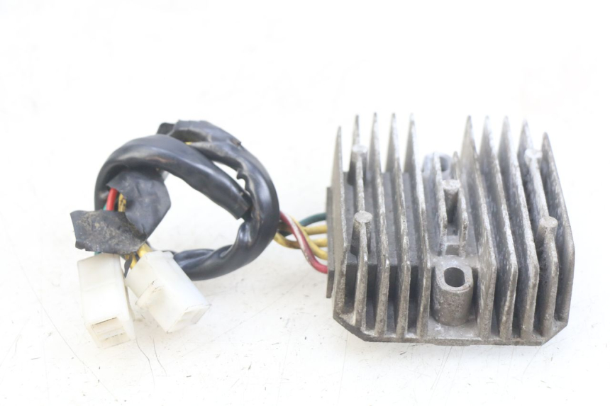 photo de REGULATOR ŁADOWANIA KYMCO AGILITY 16+ 4T 50 (2018 - 2023) - Zbliżenie techniczne