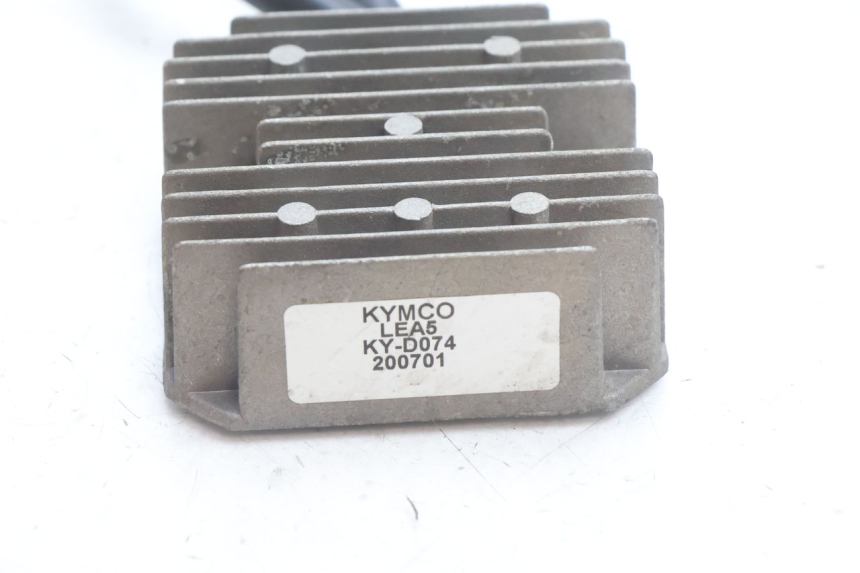 photo de REGULATOR ŁADOWANIA KYMCO AGILITY 16+ 4T 50 (2018 - 2023) - Zbliżenie techniczne