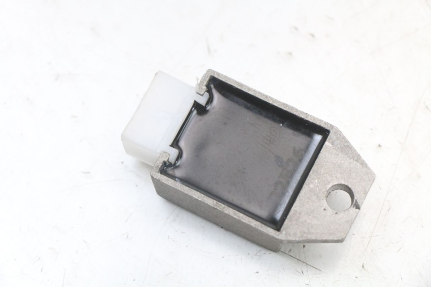 photo de REGULATOR ŁADOWANIA KYMCO AGILITY 4T 50 (2005 - 2018) - Zoom stanu zużycia