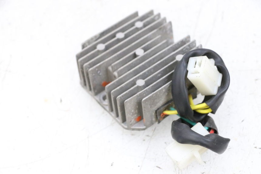 photo de REGULATOR ŁADOWANIA KYMCO AGILITY 4T 50 (2018 - 2022) - Zbliżenie techniczne