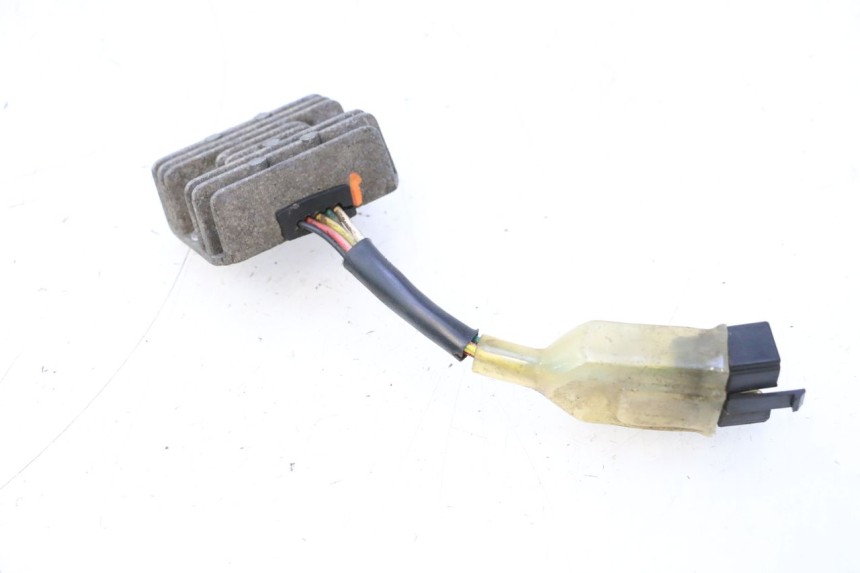 photo de REGULATOR ŁADOWANIA KYMCO AGILITY FR 2T 50 (2012 - 2017) - Zbliżenie techniczne