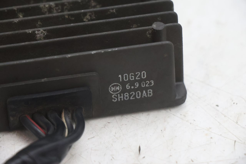 photo de REGULATOR ŁADOWANIA SUZUKI BURGMAN EXECUTIVE ABS 650 (2006 - 2012) - Inny kąt widzenia