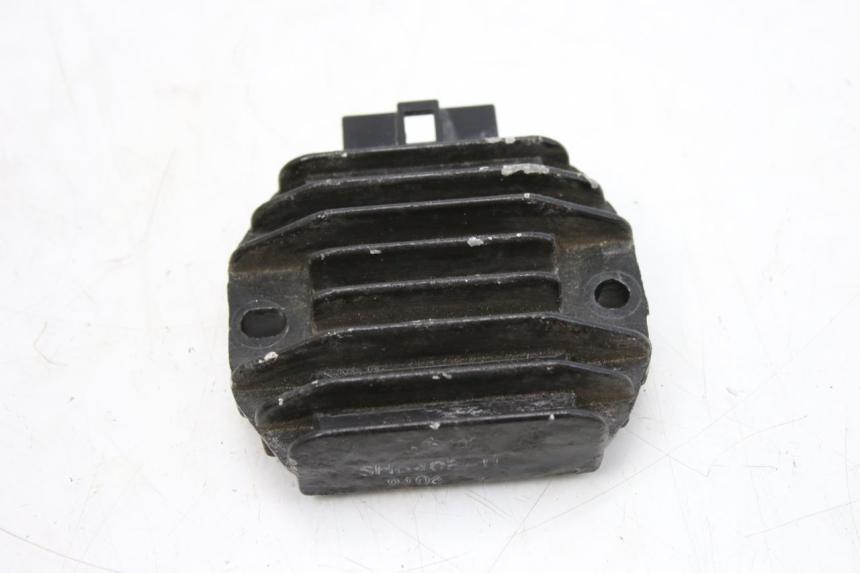 photo de REGULATOR ŁADOWANIA YAMAHA BW'S BWS 125 (2010 - 2013) - Zbliżenie techniczne