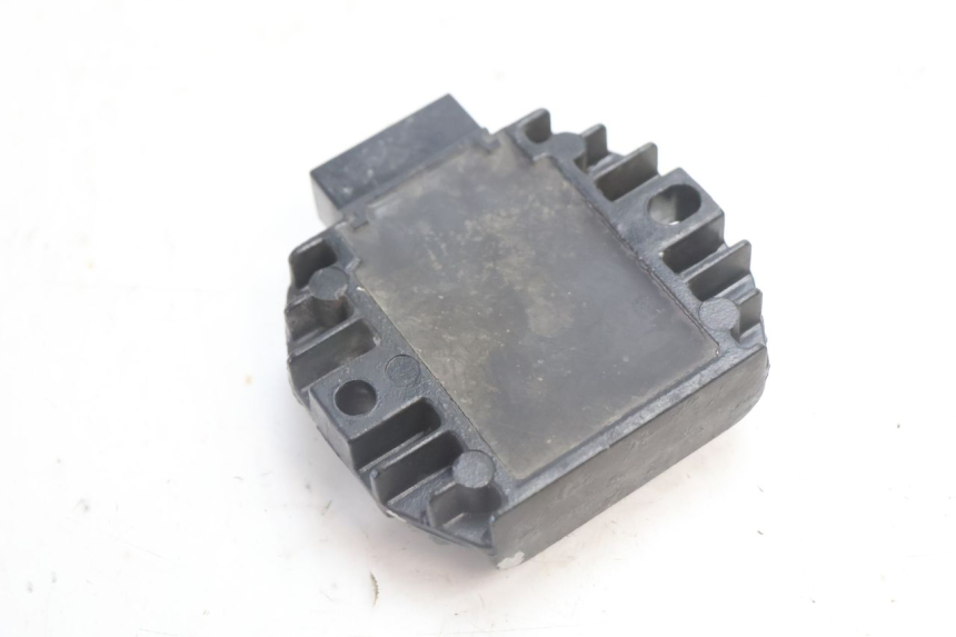 photo de REGULATOR ŁADOWANIA YAMAHA BW'S BWS 125 (2010 - 2013) - Zbliżenie techniczne