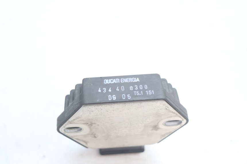 photo de REGULATOR ŁADOWANIA HONDA CB F HORNET 600 (2005 - 2006) - Zbliżenie techniczne