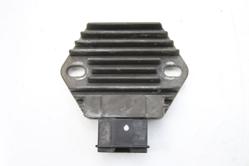 photo de REGULATOR ŁADOWANIA HONDA CBF 500 (2004 - 2007) - Zbliżenie techniczne