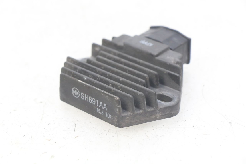 photo de REGULATOR ŁADOWANIA HONDA CBR R 125 (2003 - 2006) - Inny kąt widzenia