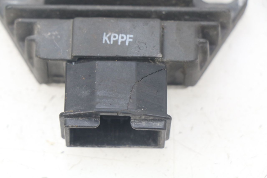 photo de REGULATOR ŁADOWANIA HONDA CBR R 125 (2003 - 2006) - Zbliżenie techniczne