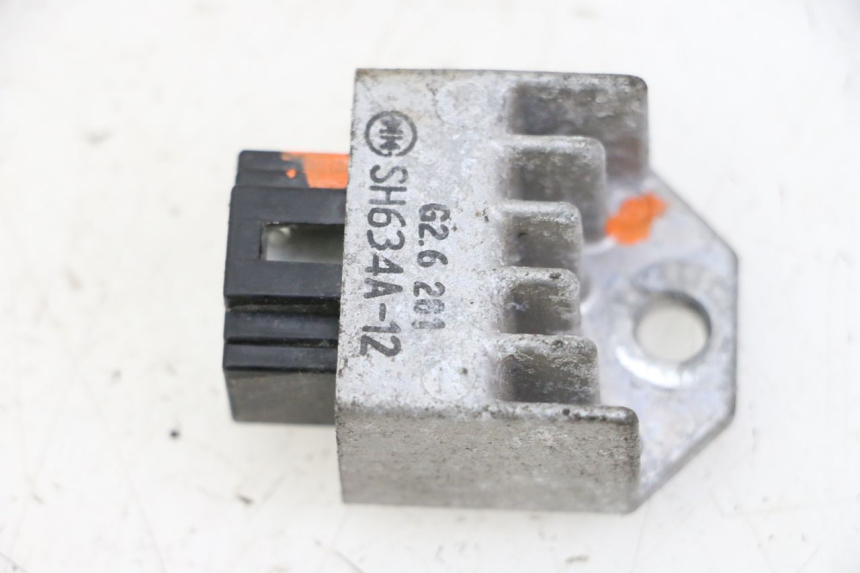 photo de REGULATOR ŁADOWANIA PEUGEOT CITYSTAR 50 (2013 - 2017) - Zbliżenie techniczne