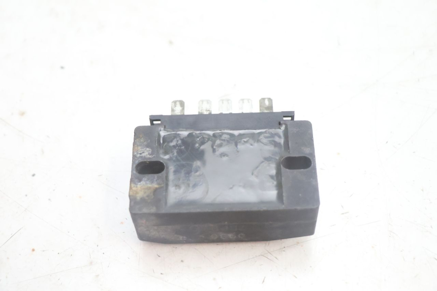 photo de REGULATOR ŁADOWANIA SUZUKI DR S 600 (1985 - 1989) - Zbliżenie techniczne