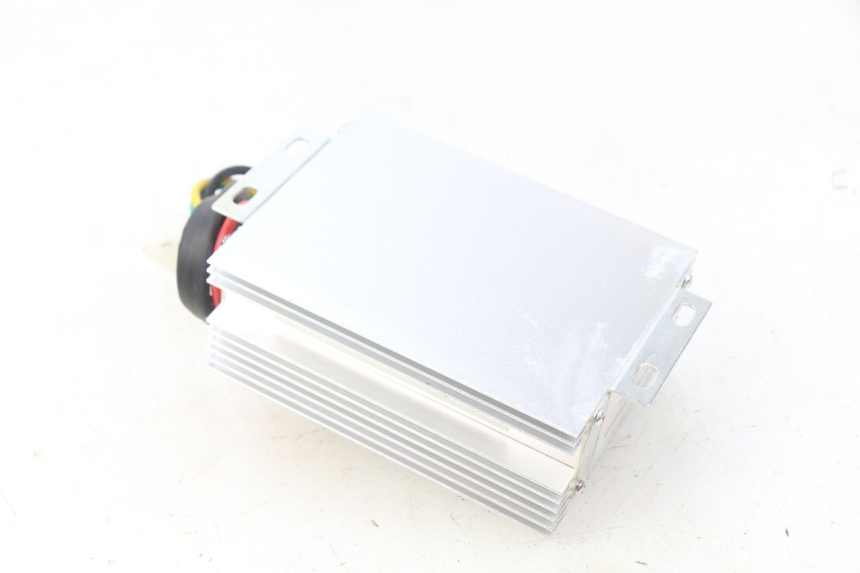 photo de REGULATOR ŁADOWANIA EFUN E2GO 1 (2017 - 2021) - Zbliżenie techniczne