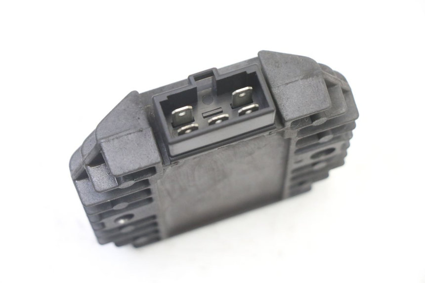 photo de REGULATOR ŁADOWANIA PEUGEOT ELYSEO 125 (1999 - 2004) - Zoom stanu zużycia