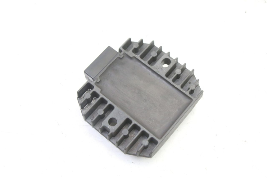 photo de REGULATOR ŁADOWANIA PEUGEOT ELYSEO 125 (1999 - 2004) - Inny kąt widzenia