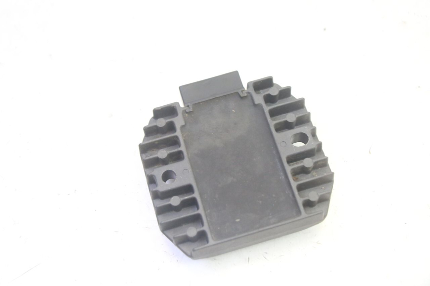 photo de REGULATOR ŁADOWANIA PEUGEOT ELYSEO 125 (1999 - 2004) - Zoom stanu zużycia