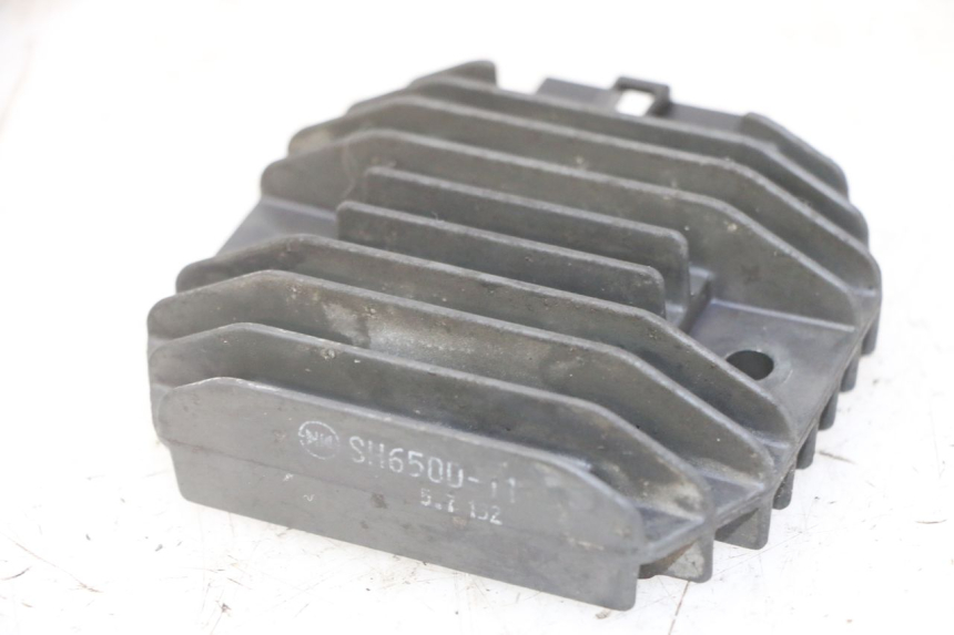 photo de REGULATOR ŁADOWANIA PEUGEOT ELYSTAR 125 (2002 - 2007) - Zbliżenie techniczne