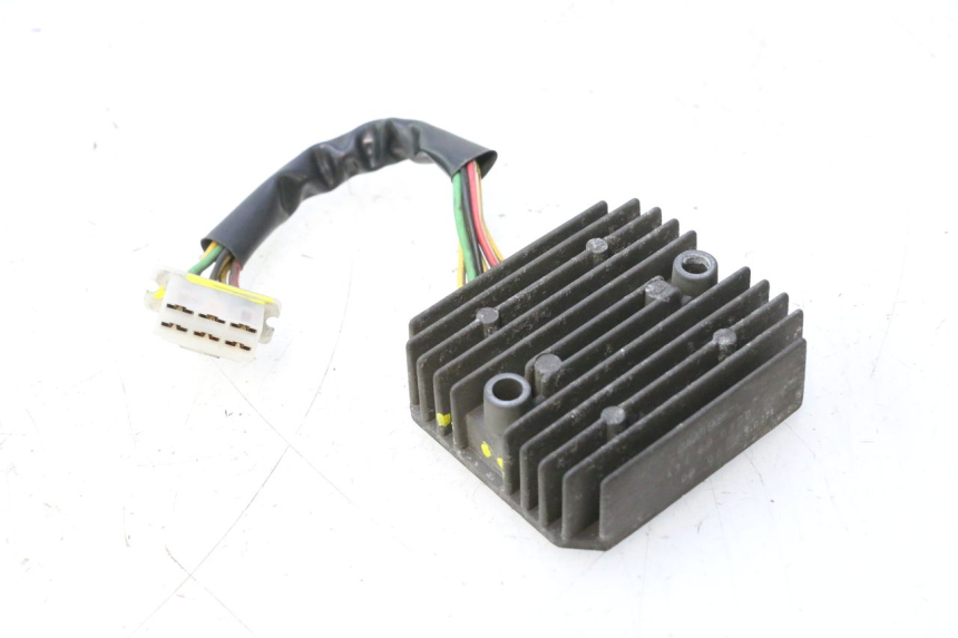 photo de REGULATOR ŁADOWANIA HONDA FES PANTHEON 125 (2003 - 2007) - Zbliżenie techniczne