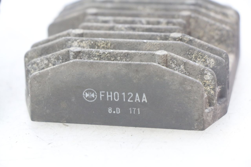 photo de REGULATOR ŁADOWANIA YAMAHA FJR ABS 1300 (2006 - 2012) - Zbliżenie techniczne