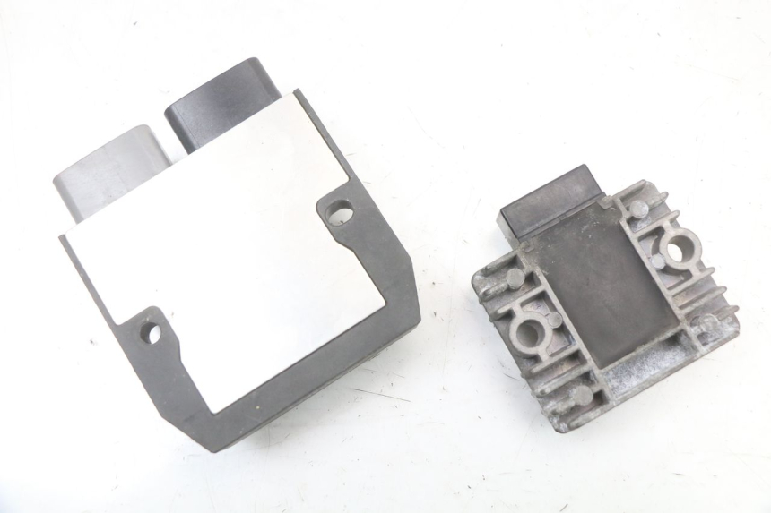 photo de REGULATOR ŁADOWANIA YAMAHA FJR ABS 1300 (2006 - 2012) - Inny kąt widzenia