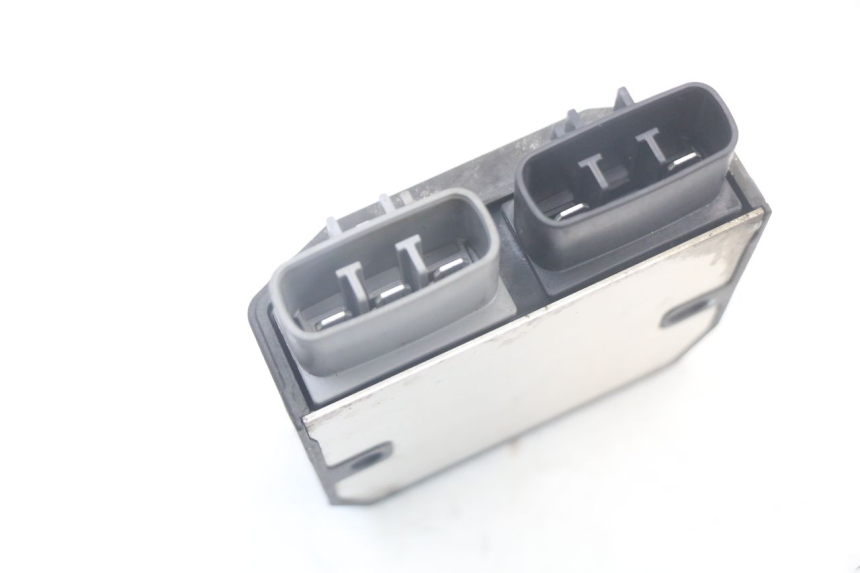 photo de REGULATOR ŁADOWANIA YAMAHA FJR ABS 1300 (2006 - 2012) - Zbliżenie techniczne